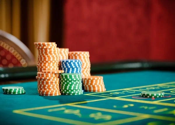 Live dealer spinning the American Roulette wheel in HD